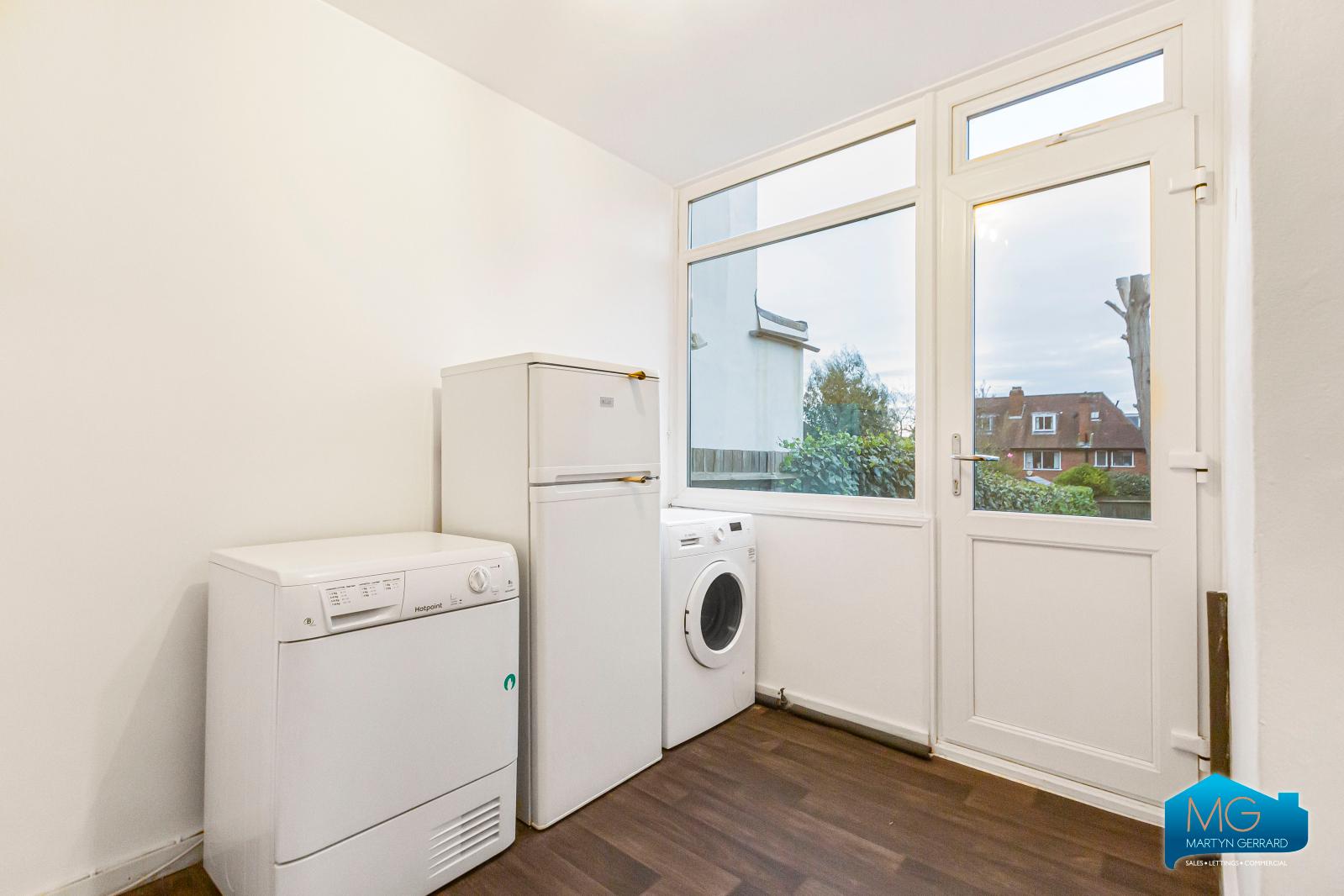 3 bedroom Semi-Detached House to rent - Martyn Gerrard