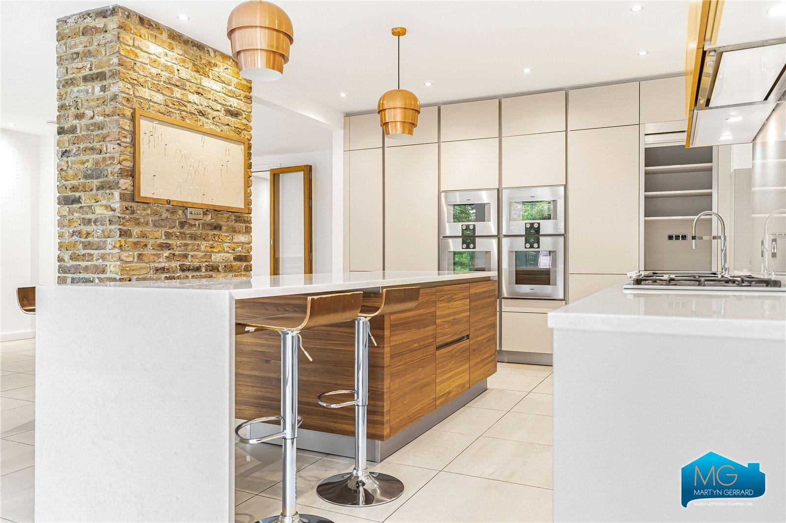 5 bedroom Detached House to rent - Martyn Gerrard