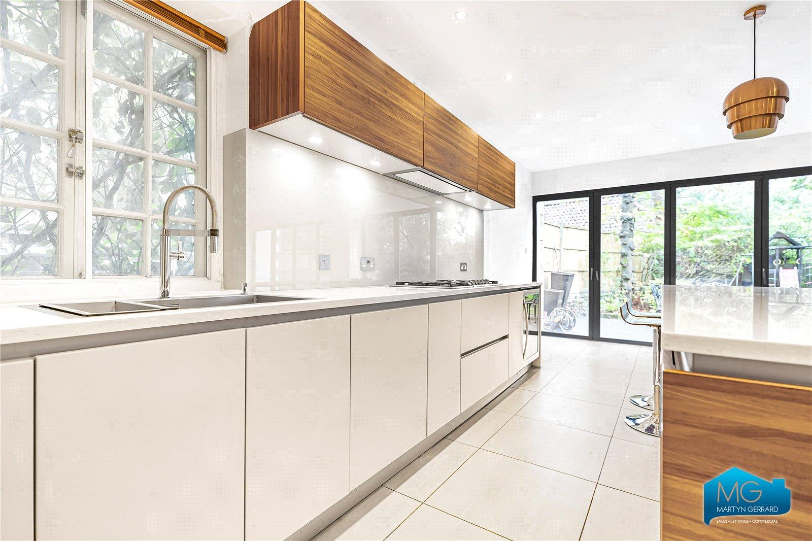 5 bedroom Detached House to rent - Martyn Gerrard