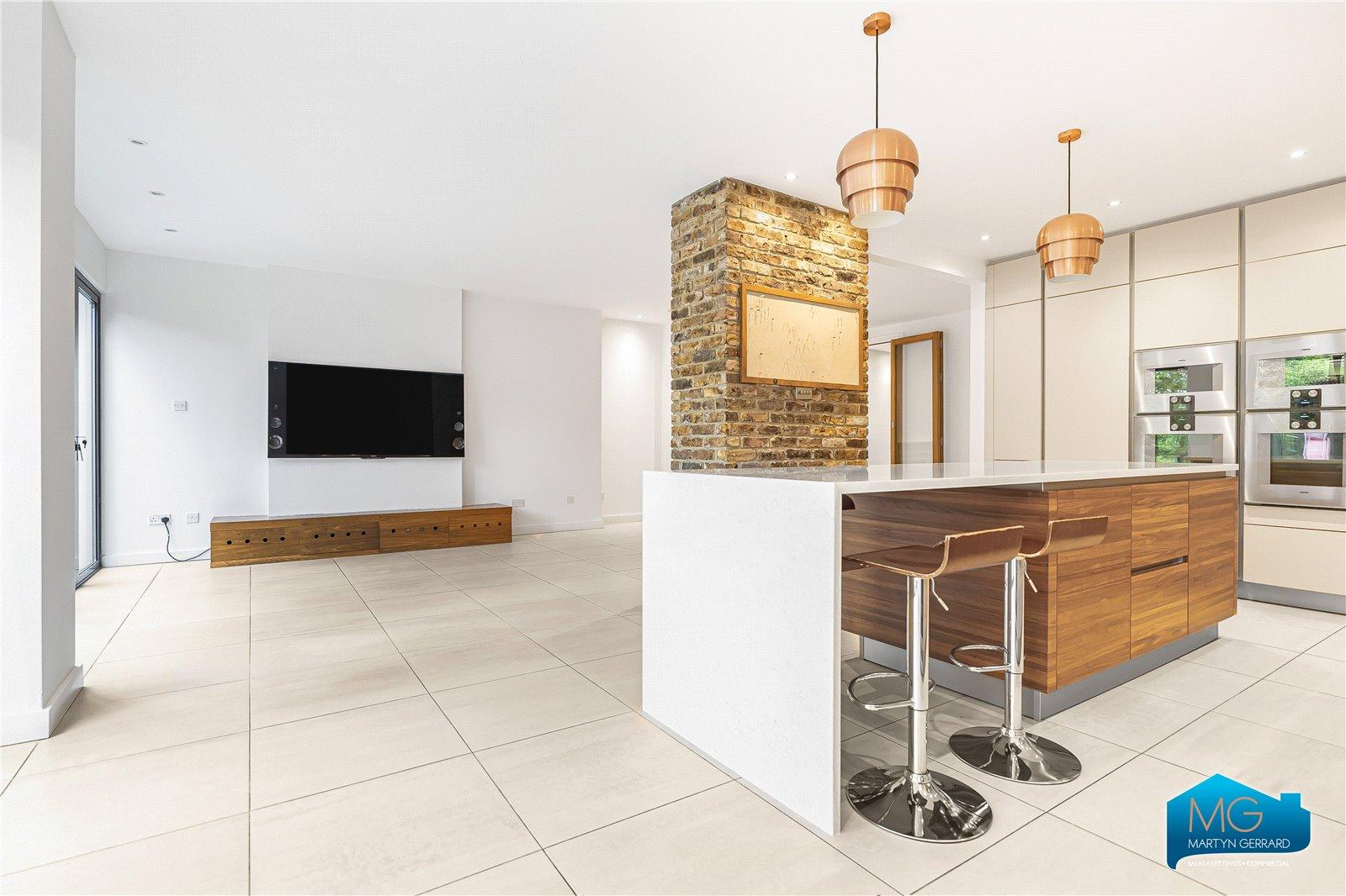 5 bedroom Detached House to rent - Martyn Gerrard