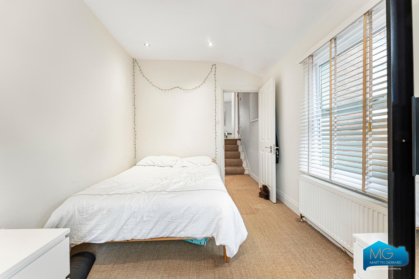 2 bedroom End of Terrace House to rent - Martyn Gerrard
