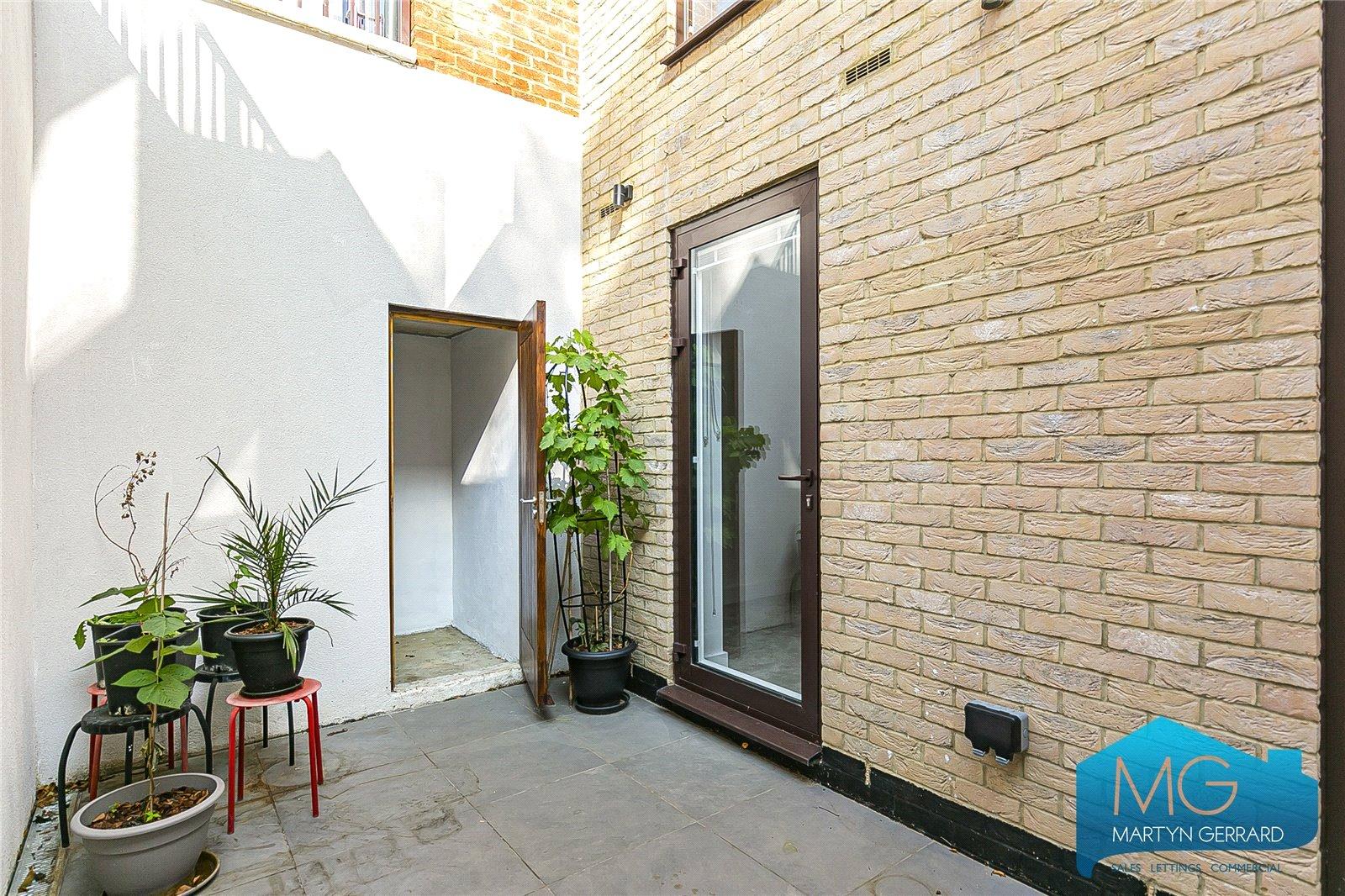 2 bedroom Ground Floor Flat to rent - Martyn Gerrard