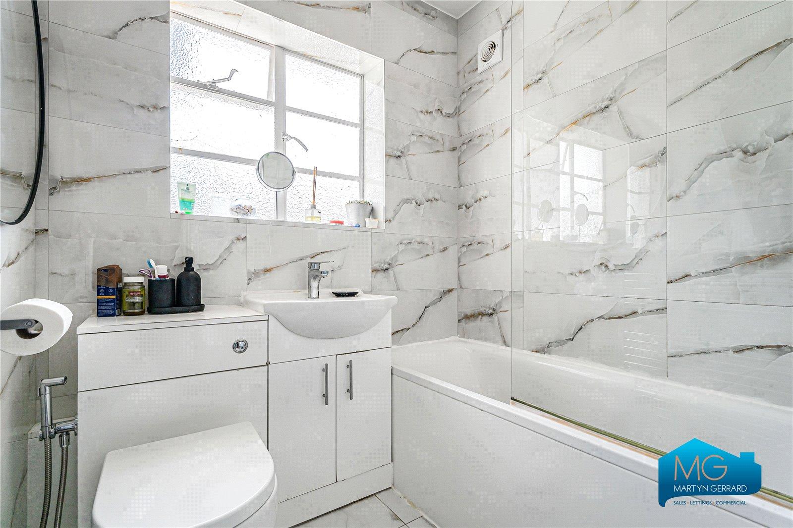 3 bedroom Semi-Detached House to rent - Martyn Gerrard