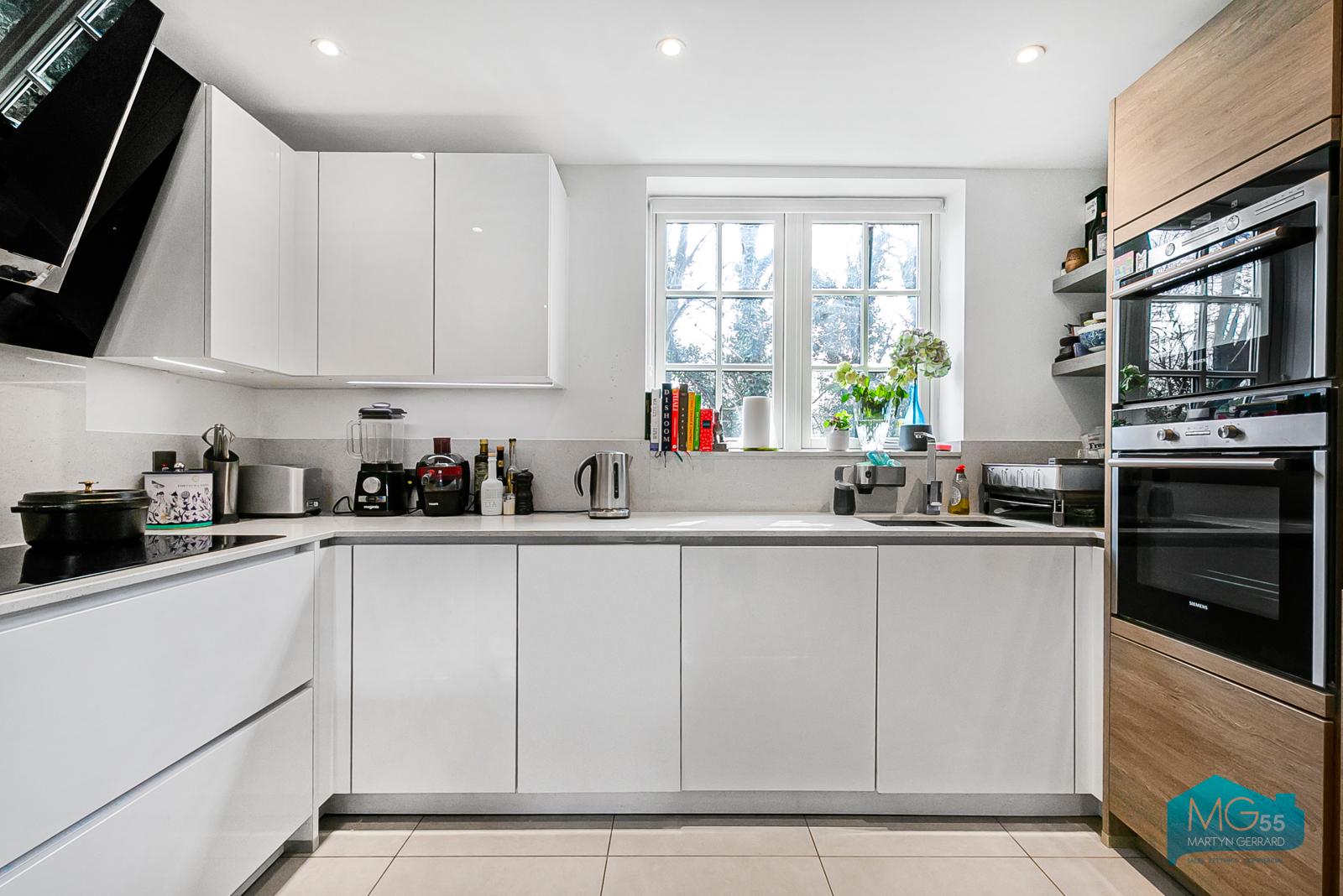 1 bedroom Ground Floor Flat to rent - Martyn Gerrard