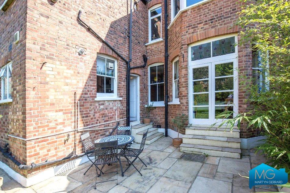 2 bedroom Ground Floor Flat to rent - Martyn Gerrard