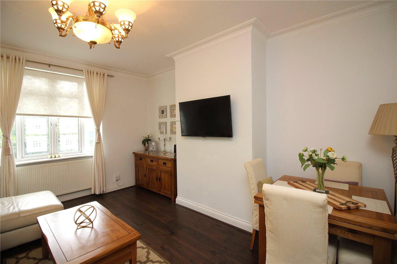 2 bedroom Ground Floor Flat to rent - Martyn Gerrard