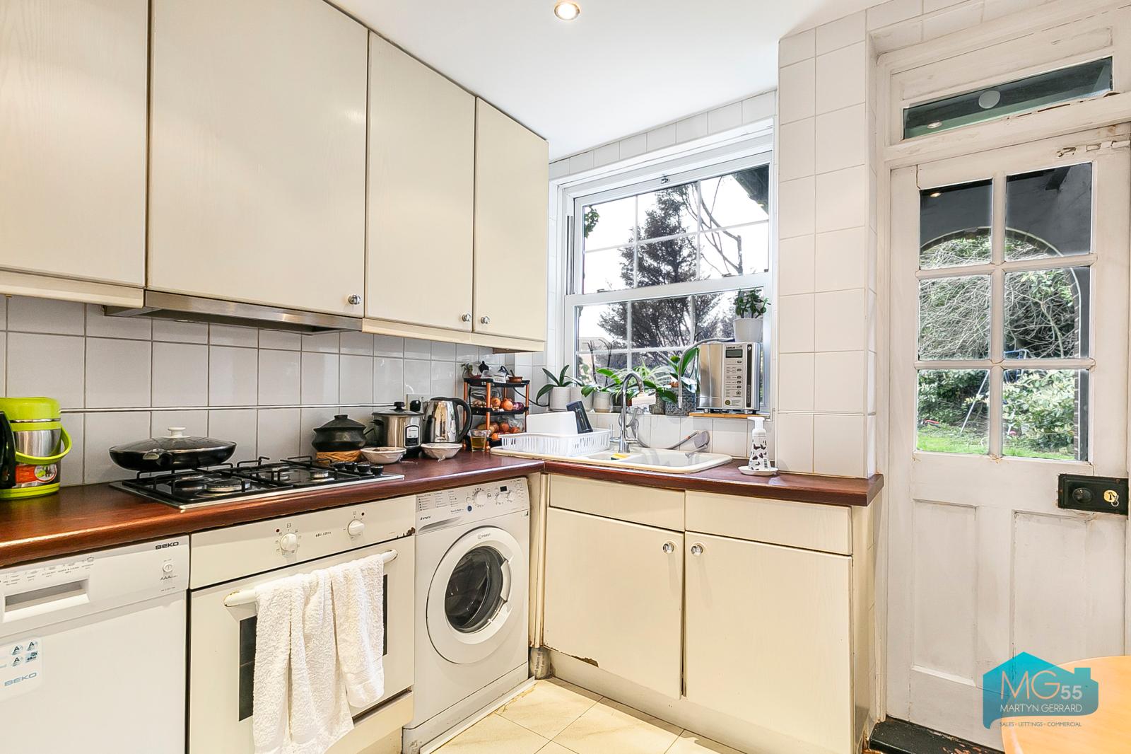 2 bedroom Ground Floor Flat to rent - Martyn Gerrard