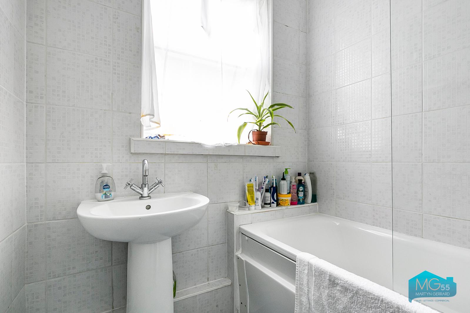 2 bedroom Ground Floor Flat to rent - Martyn Gerrard