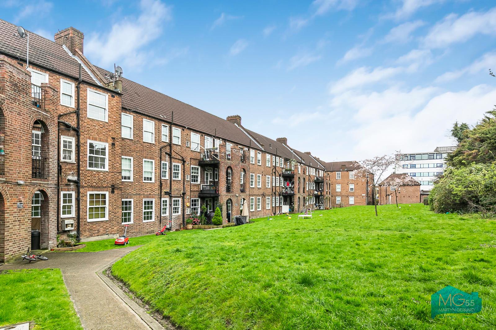 2 bedroom Ground Floor Flat to rent - Martyn Gerrard