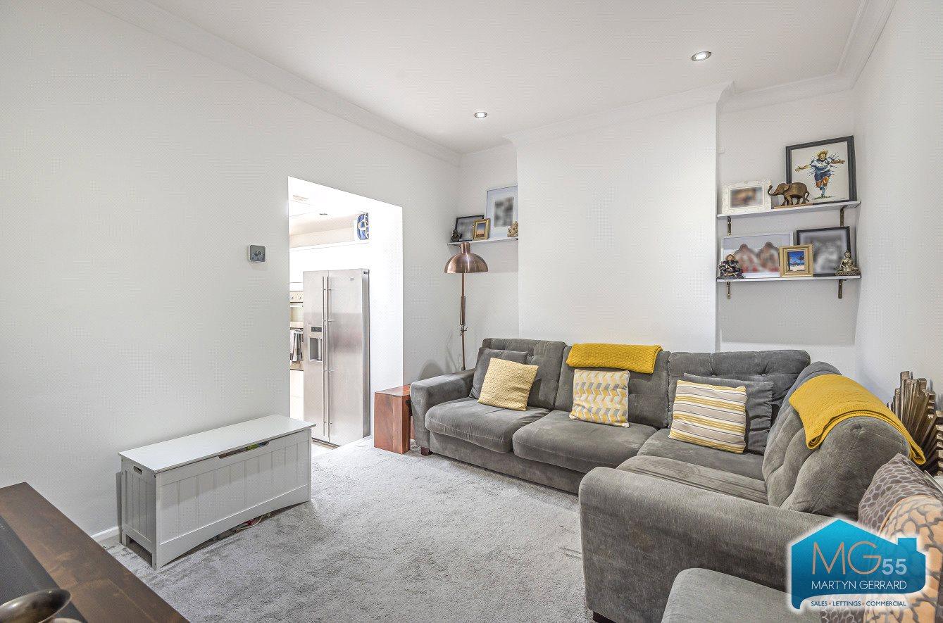 2 bedroom Ground Floor Flat to rent - Martyn Gerrard
