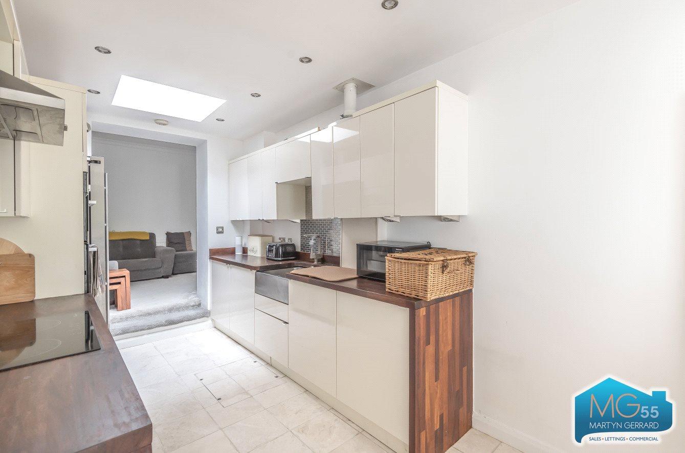 2 bedroom Ground Floor Flat to rent - Martyn Gerrard