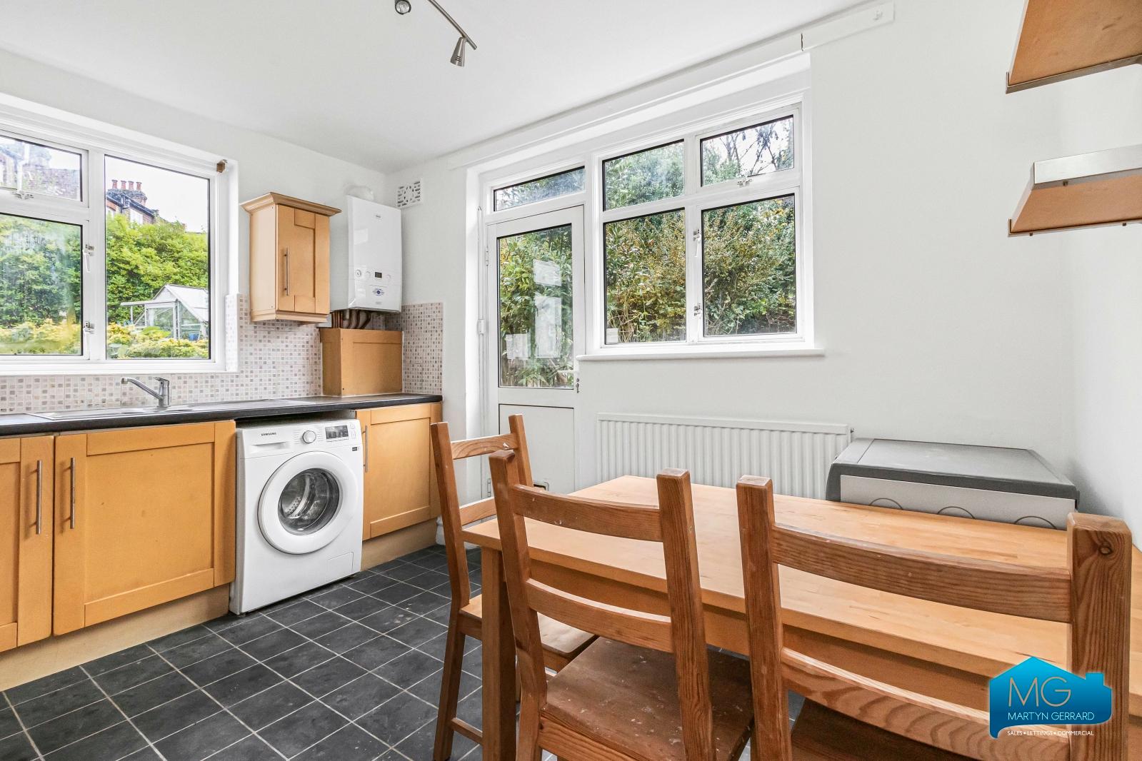 2 bedroom Ground Floor Flat to rent - Martyn Gerrard
