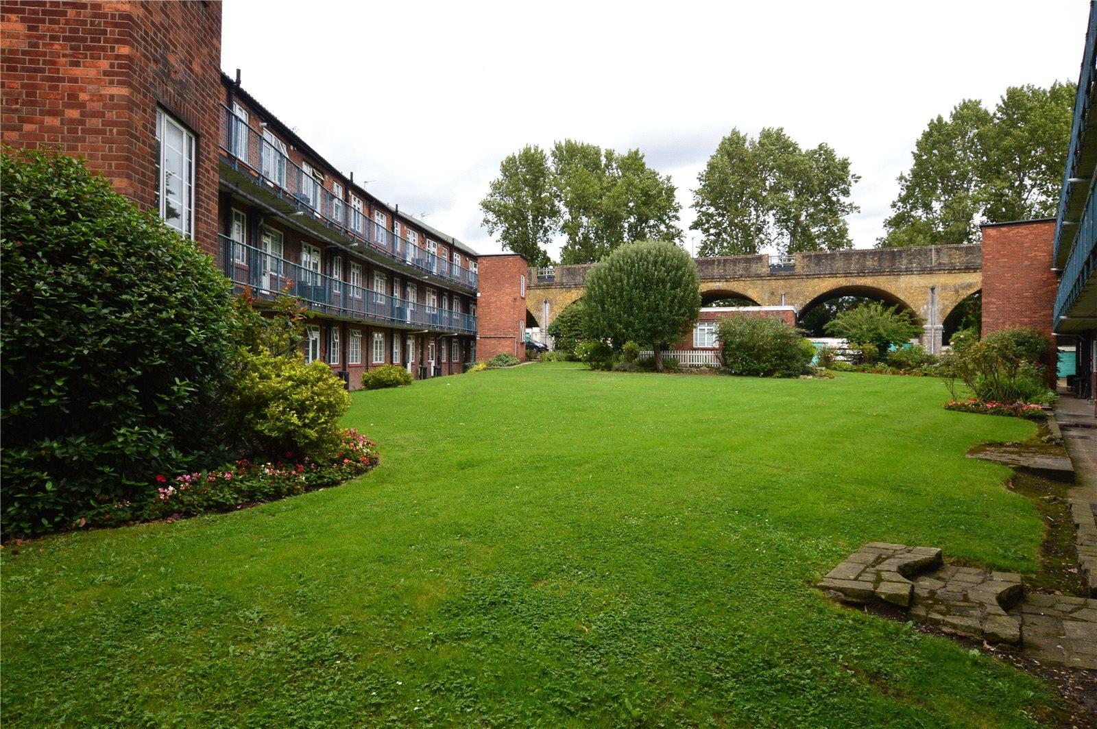2 bedroom Ground Floor Flat to rent - Martyn Gerrard