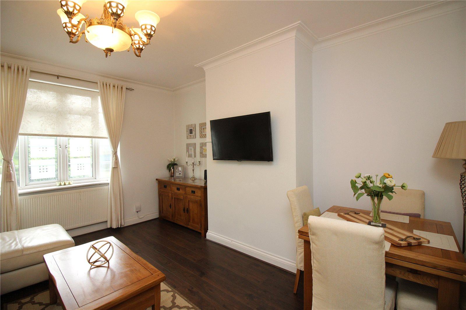 2 bedroom Ground Floor Flat to rent - Martyn Gerrard