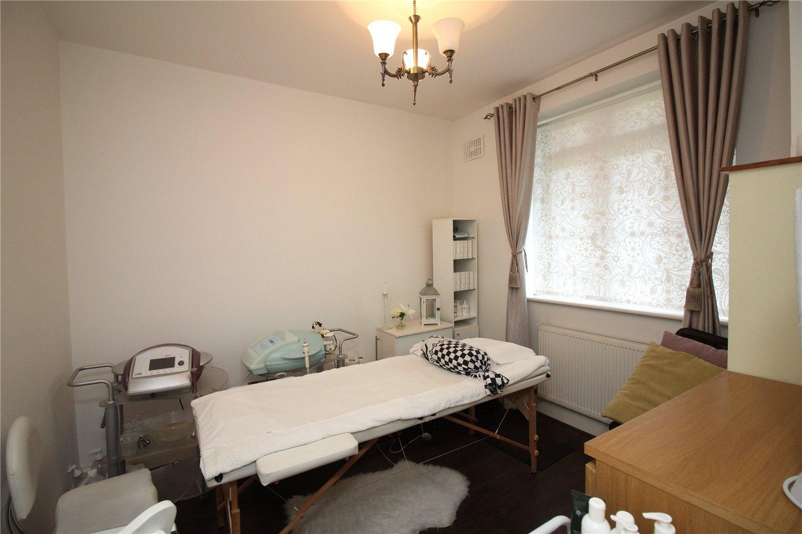 2 bedroom Ground Floor Flat to rent - Martyn Gerrard
