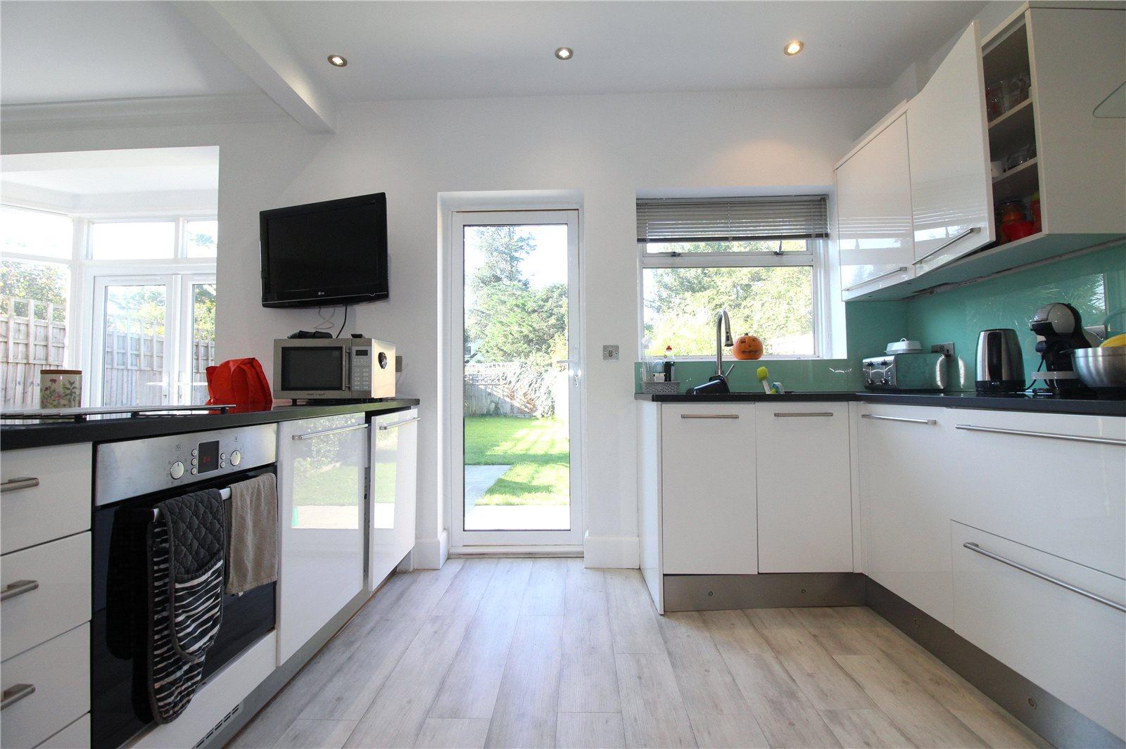 3 bedroom Semi-Detached House to rent - Martyn Gerrard