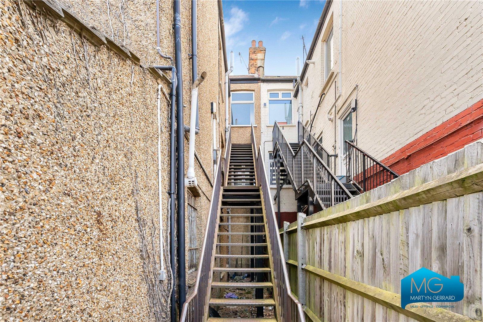2 bedroom Apartment to rent - Martyn Gerrard