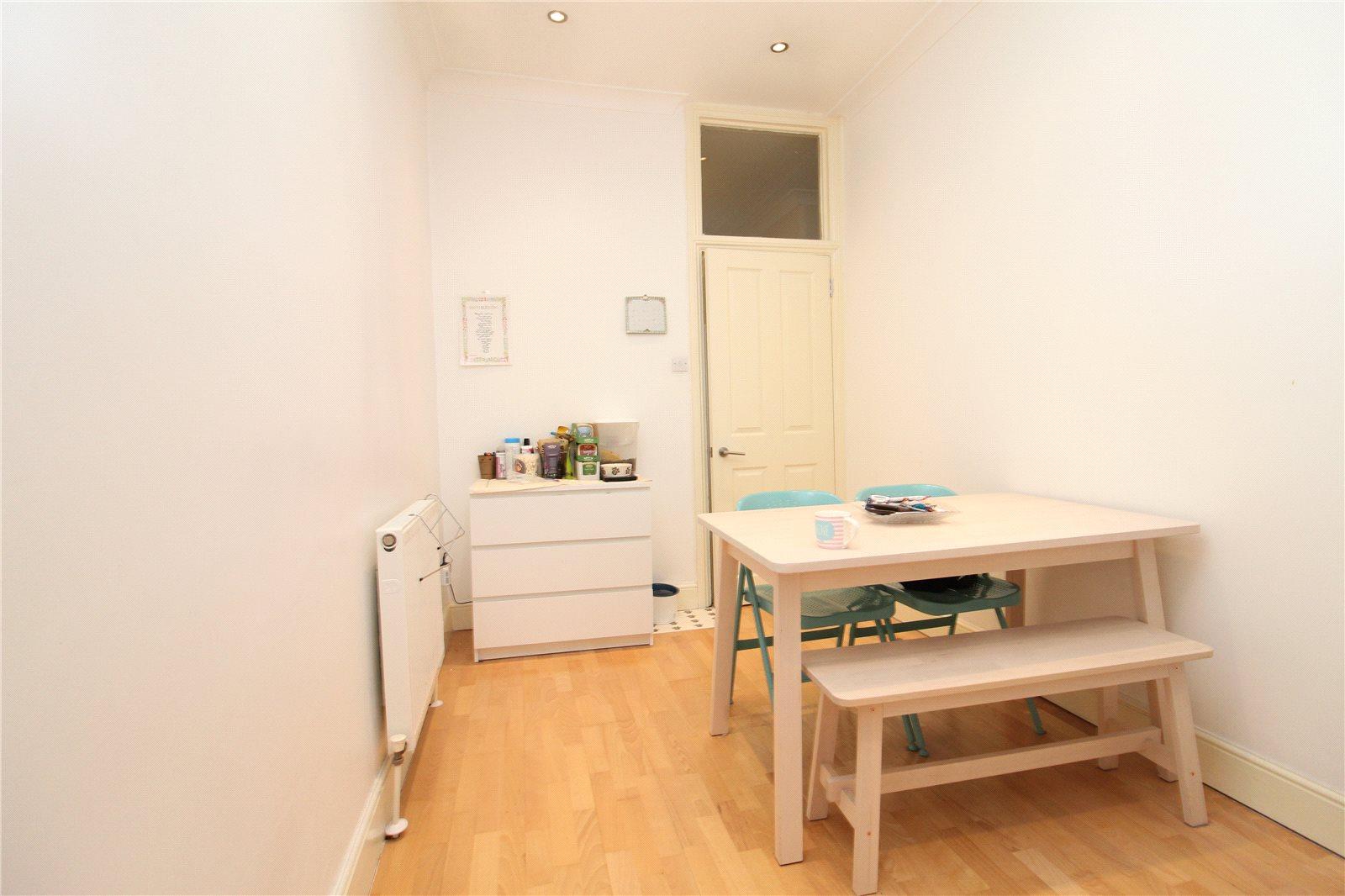 2 bedroom Apartment to rent - Martyn Gerrard
