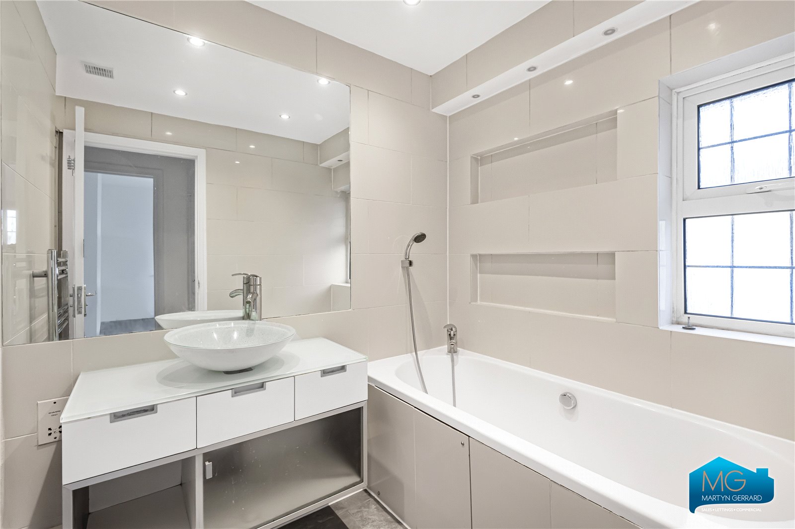 2 bedroom Apartment to rent - Martyn Gerrard