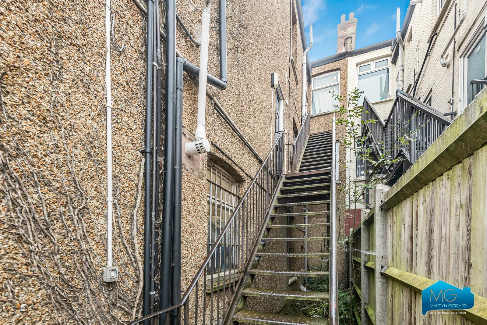 2 bedroom Apartment to rent - Martyn Gerrard