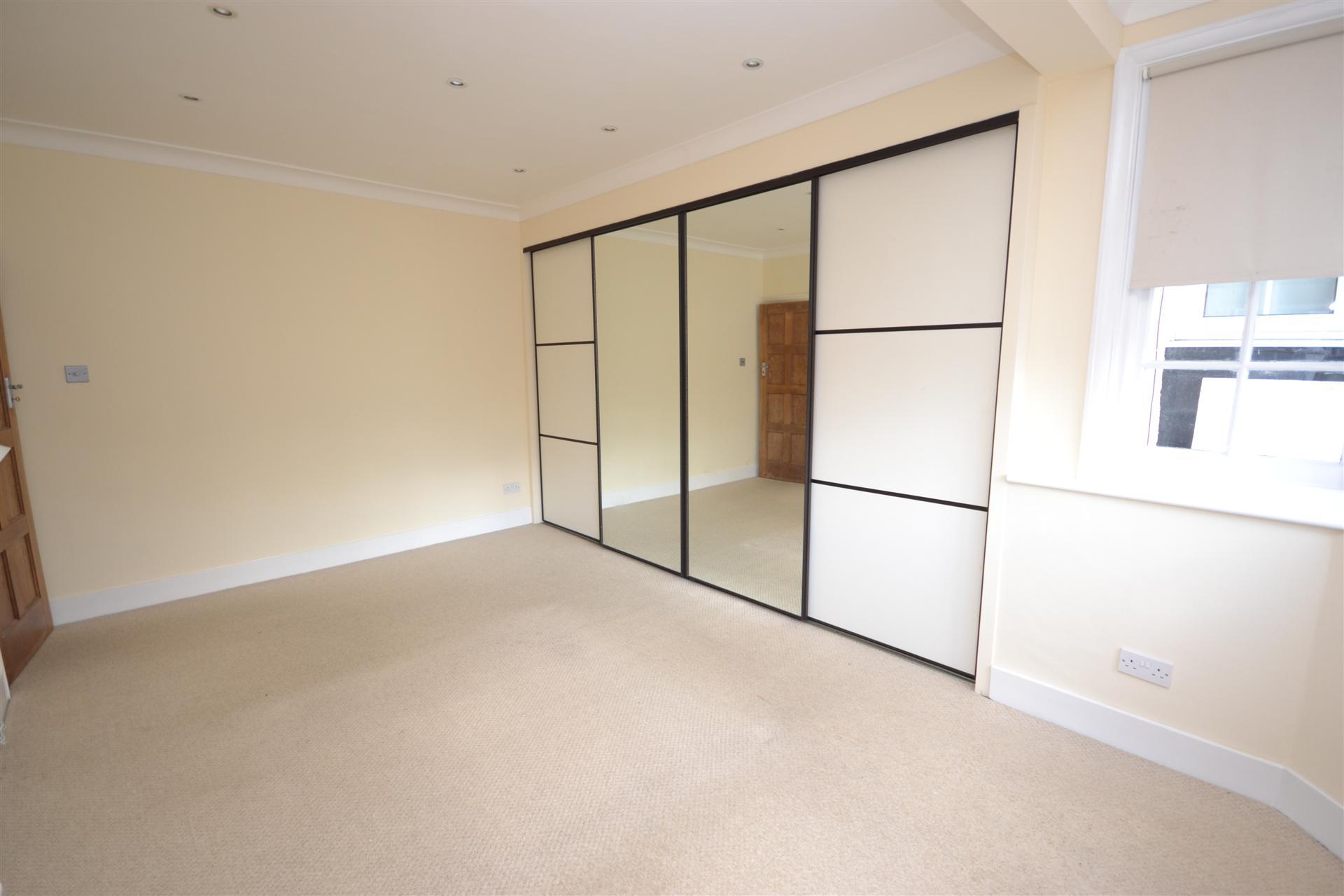 3 bedroom Semi-Detached House to rent - Martyn Gerrard