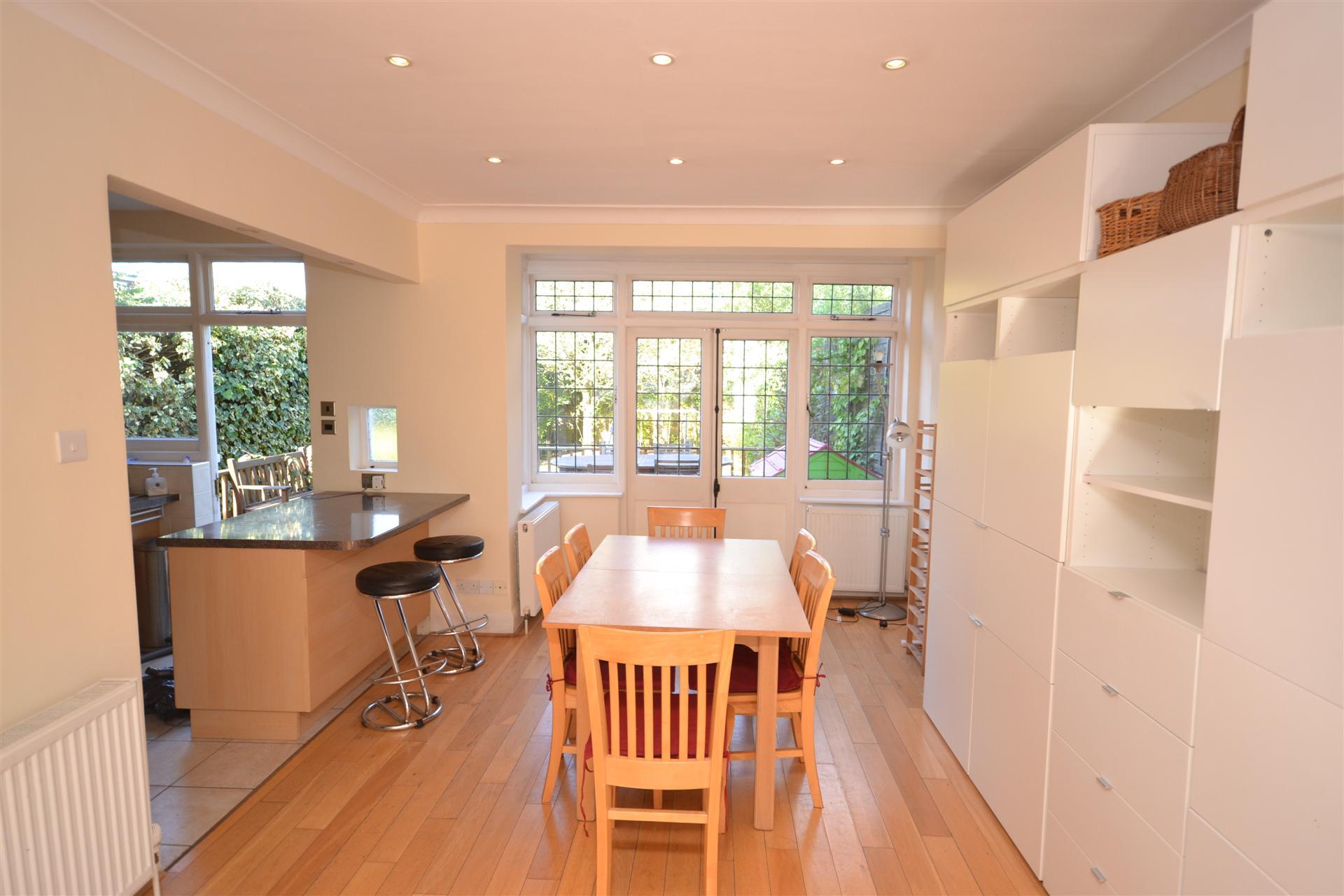 3 bedroom Semi-Detached House to rent - Martyn Gerrard