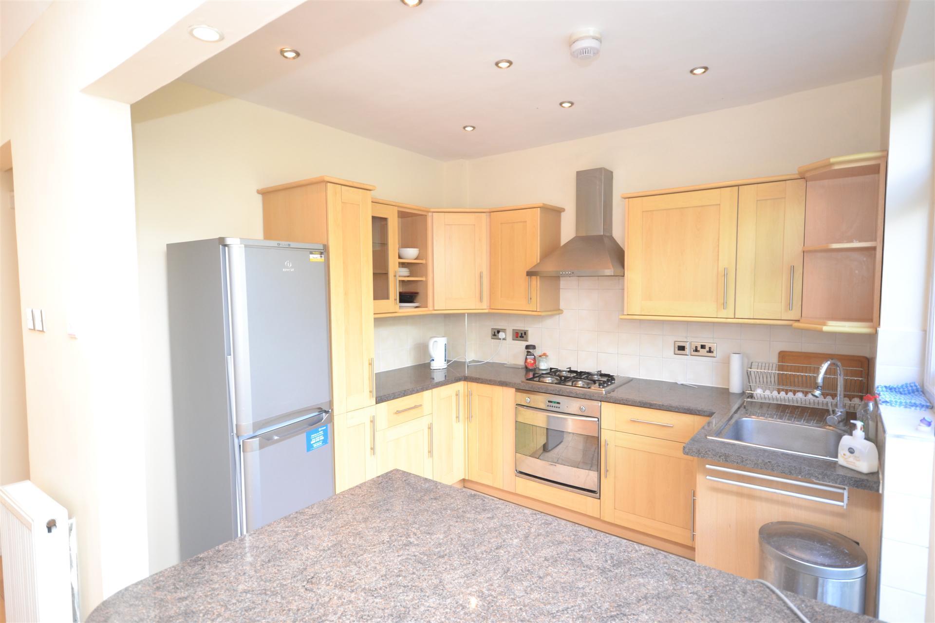 3 bedroom Semi-Detached House to rent - Martyn Gerrard