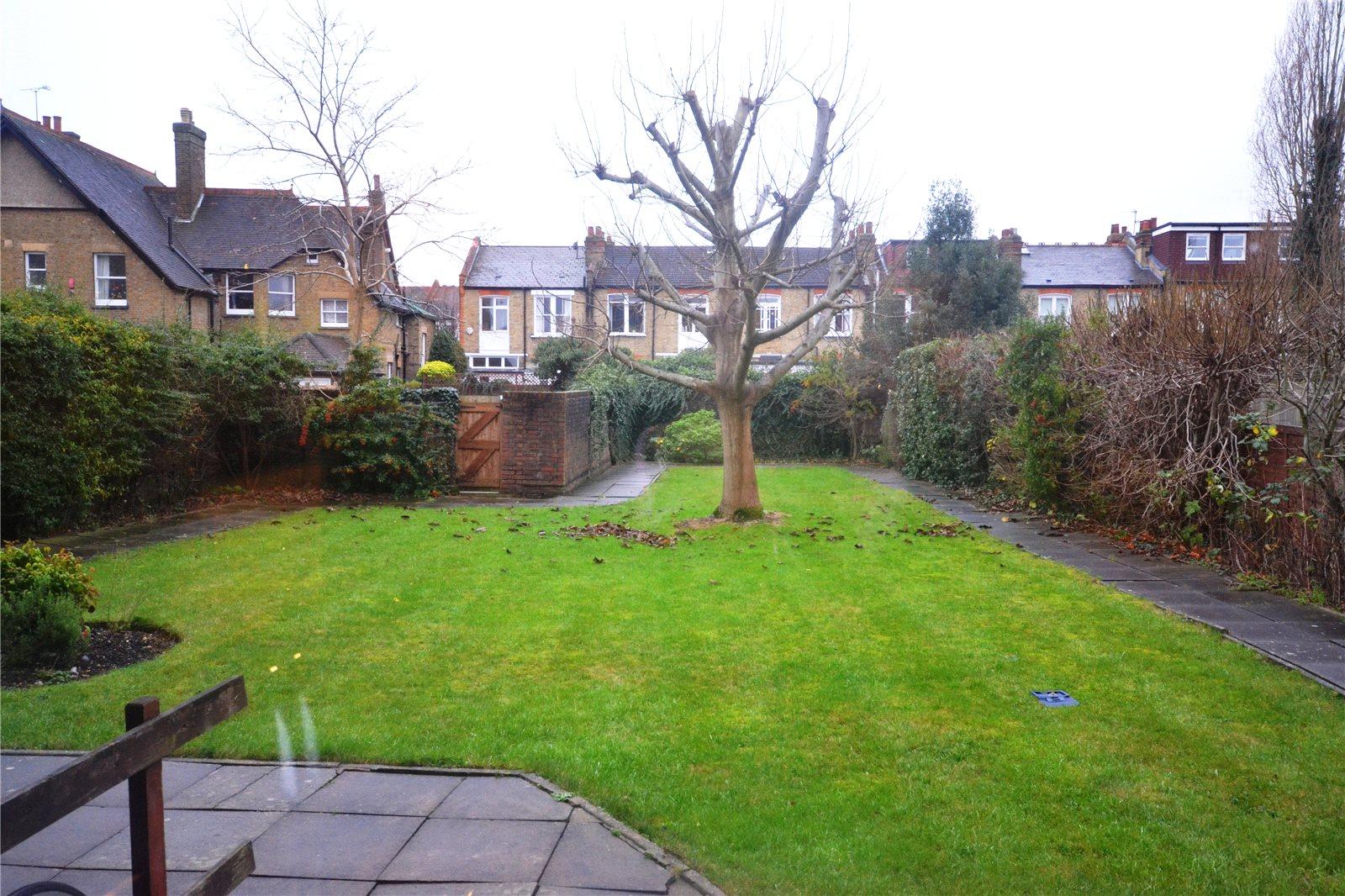 2 bedroom Ground Floor Flat to rent - Martyn Gerrard