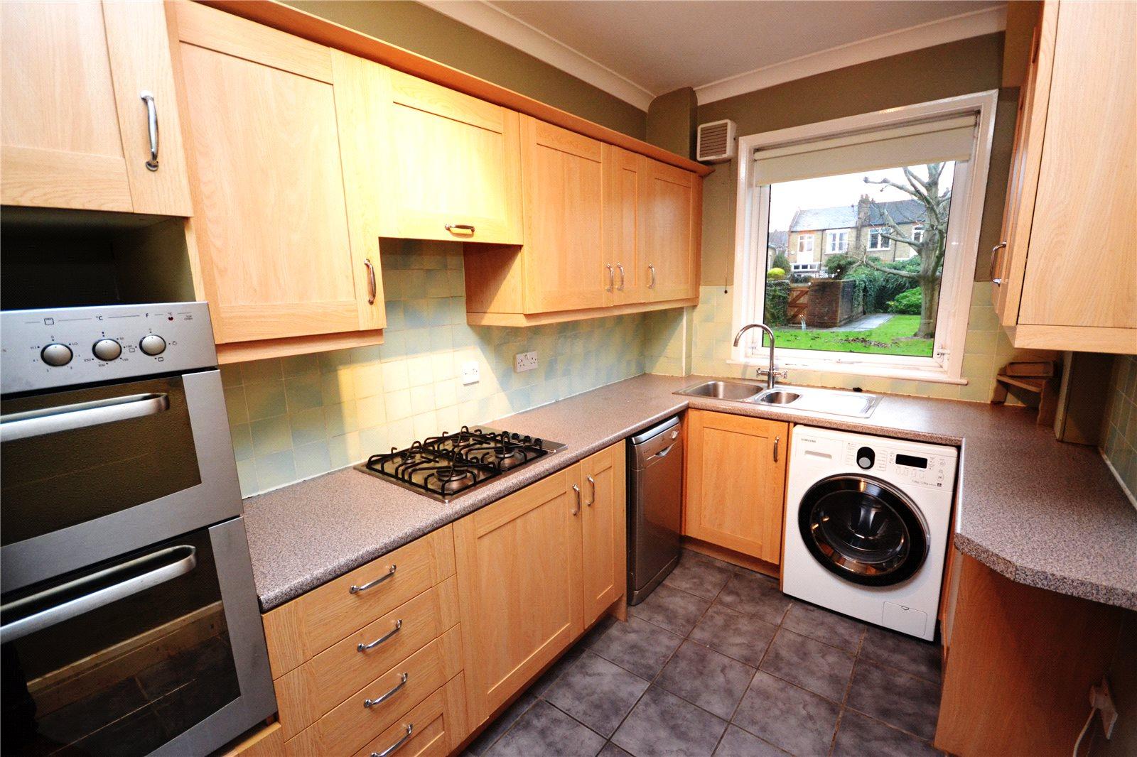 2 bedroom Ground Floor Flat to rent - Martyn Gerrard