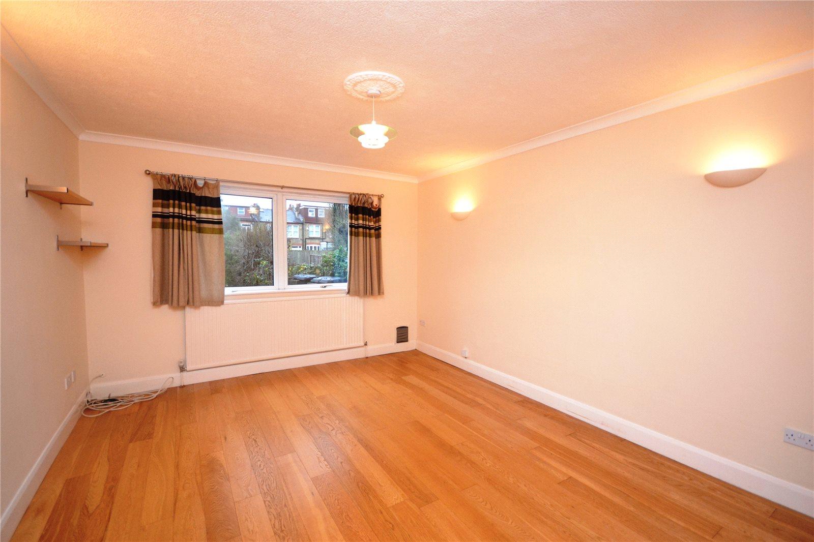 2 bedroom Ground Floor Flat to rent - Martyn Gerrard