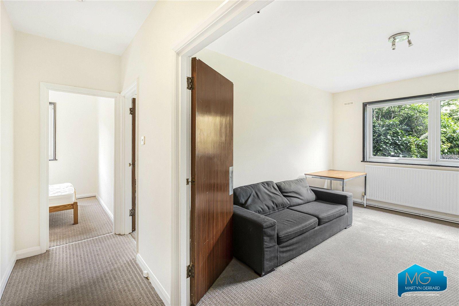 2 bedroom Ground Floor Flat to rent - Martyn Gerrard
