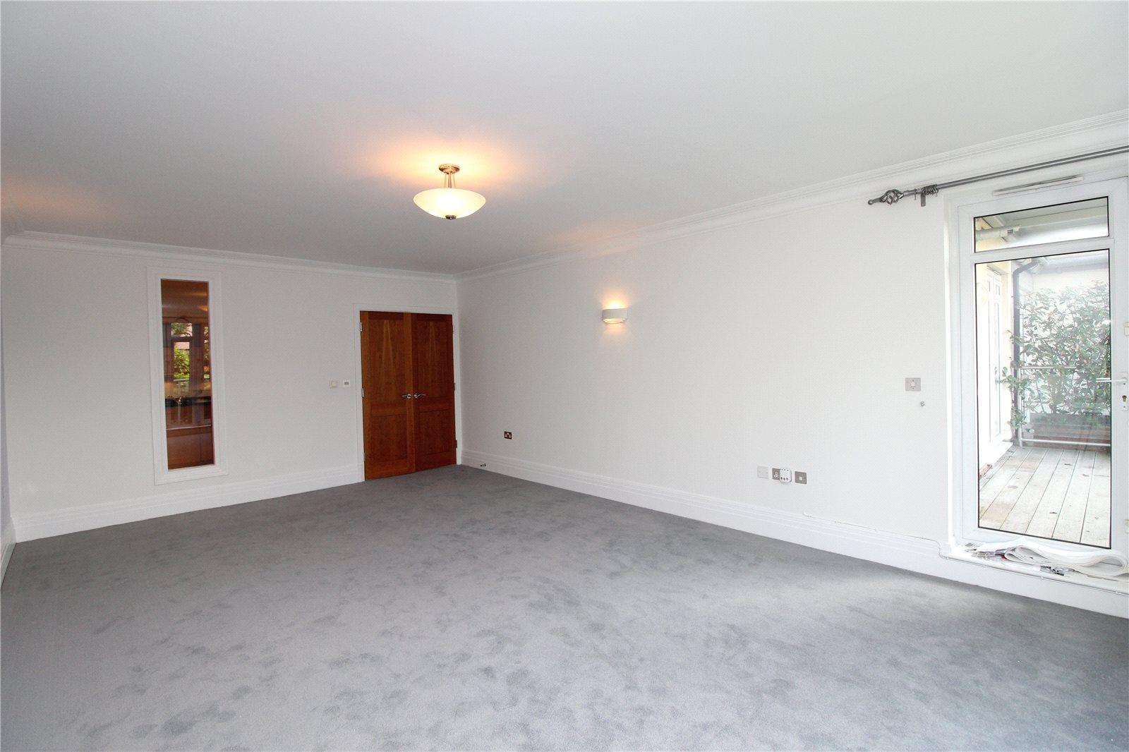 2 bedroom Ground Floor Flat to rent - Martyn Gerrard
