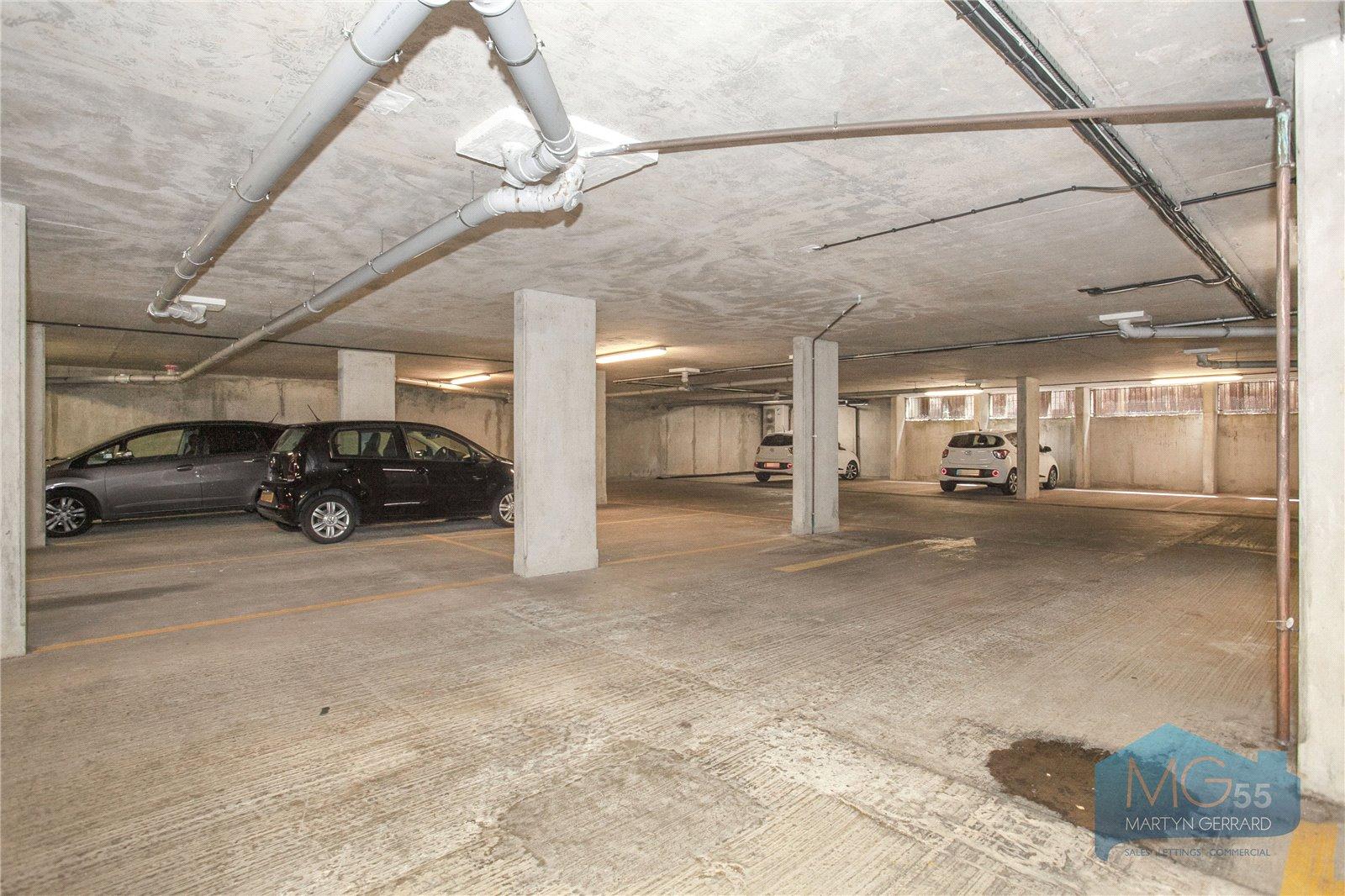 2 bedroom Ground Floor Flat to rent - Martyn Gerrard