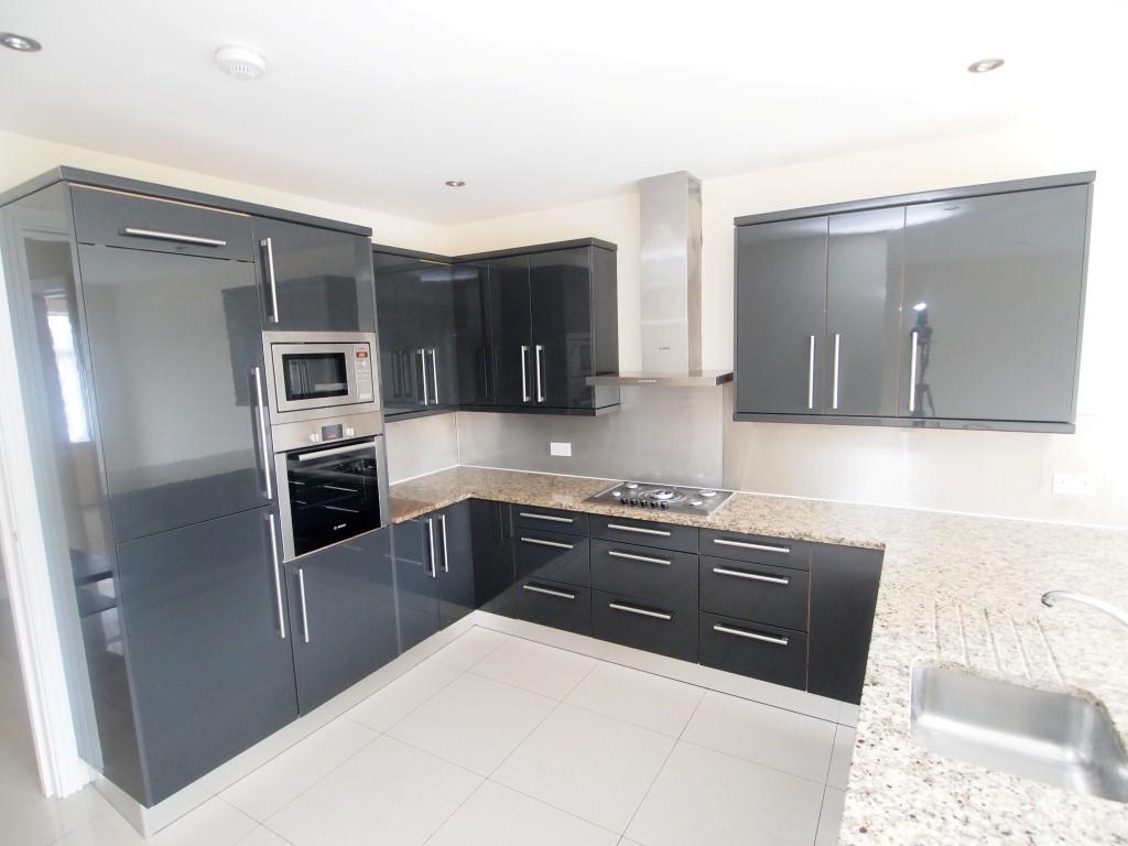 4 bedroom Semi-Detached House to rent - Martyn Gerrard