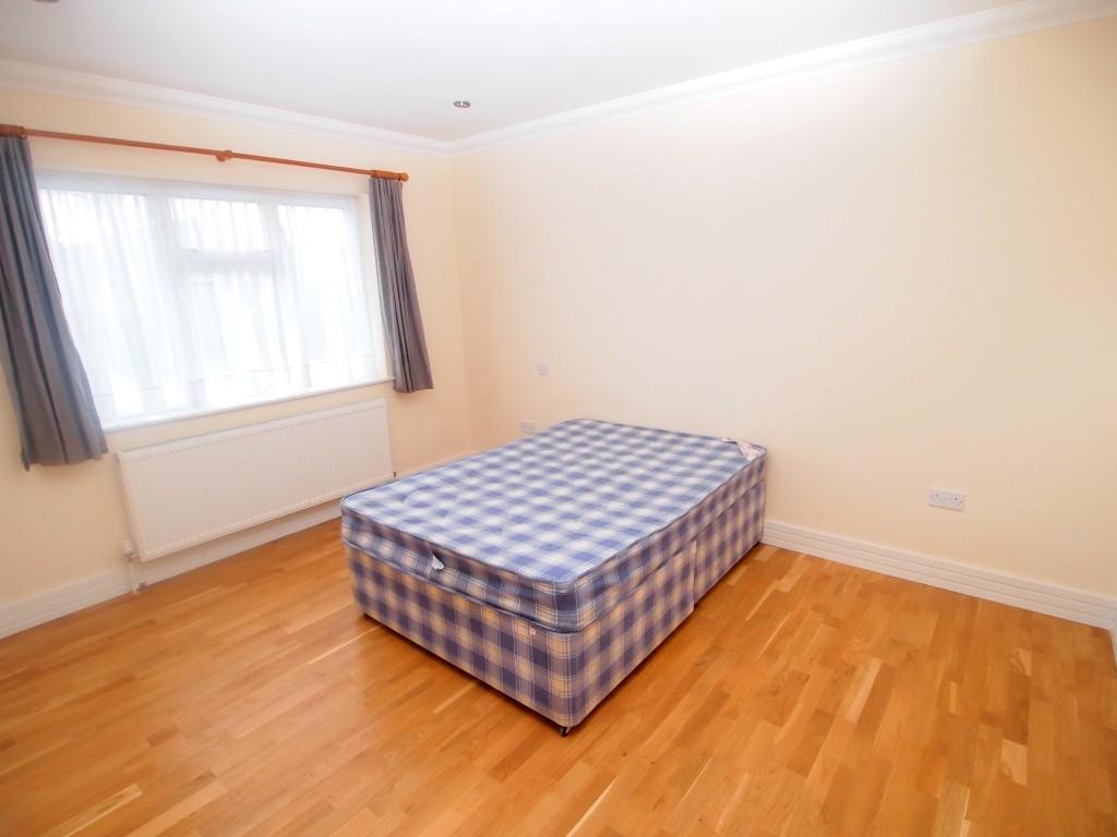 4 bedroom Semi-Detached House to rent - Martyn Gerrard