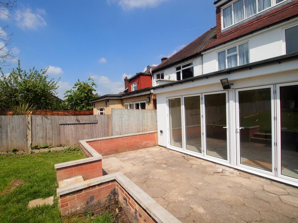 4 bedroom Semi-Detached House to rent - Martyn Gerrard