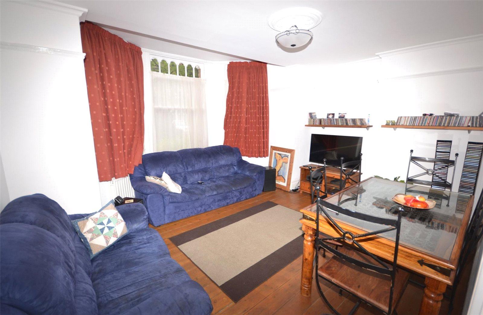 2 bedroom Ground Floor Flat to rent - Martyn Gerrard