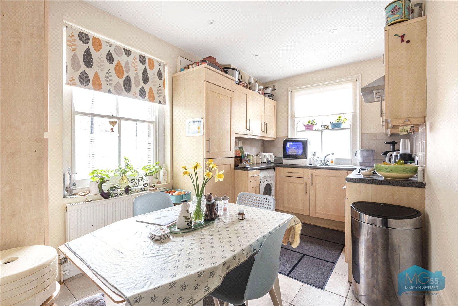2 bedroom Apartment to rent - Martyn Gerrard