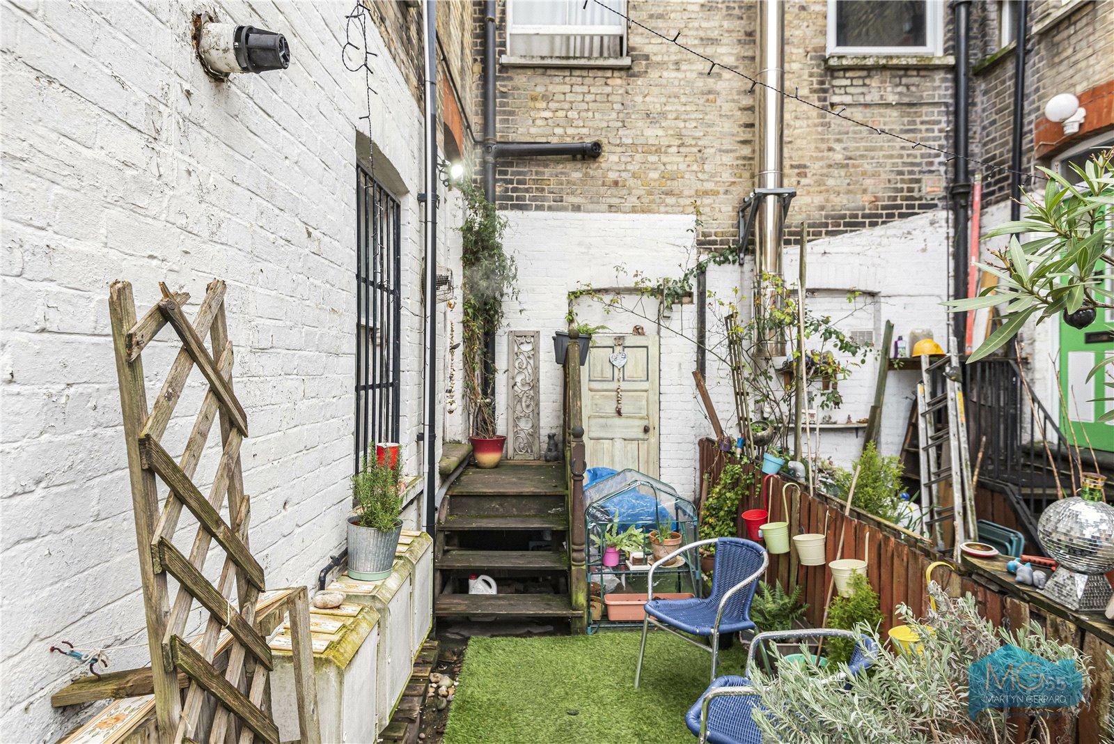 2 bedroom Apartment to rent - Martyn Gerrard