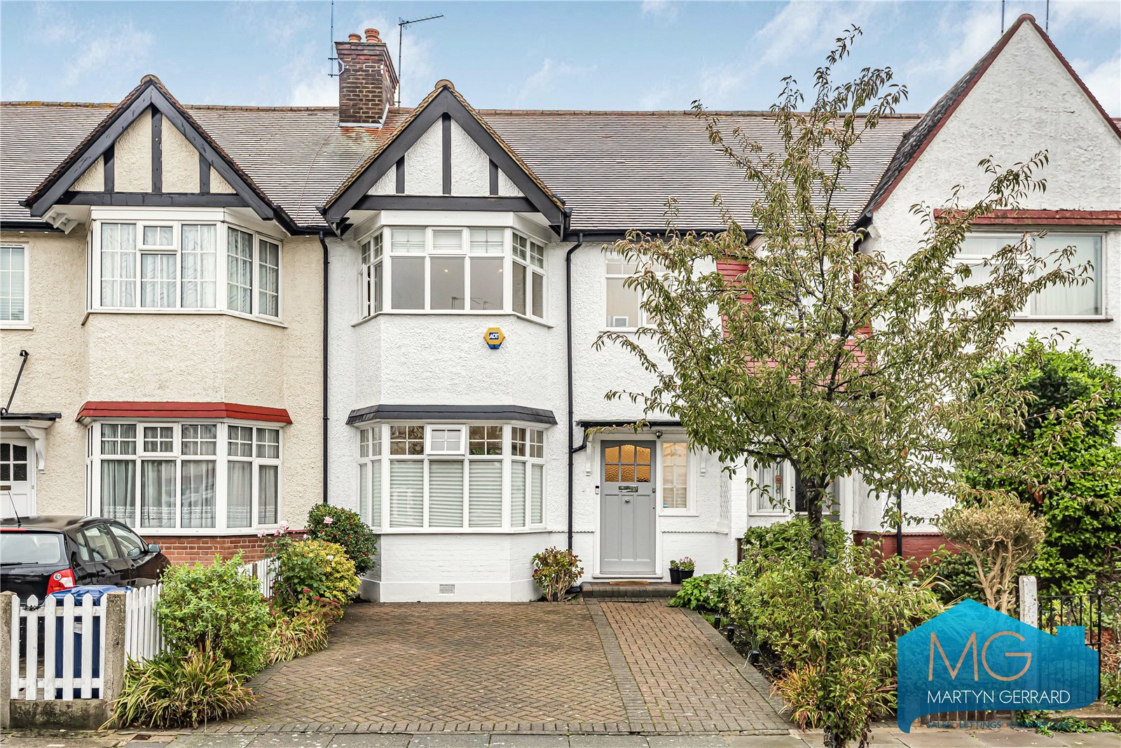 Cadogan Gardens, Finchley Central, London, N3+  - Martyn Gerrard