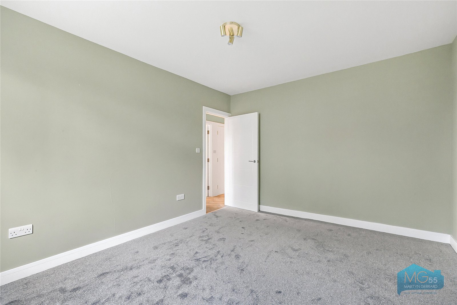 2 bedroom Ground Floor Flat to rent - Martyn Gerrard
