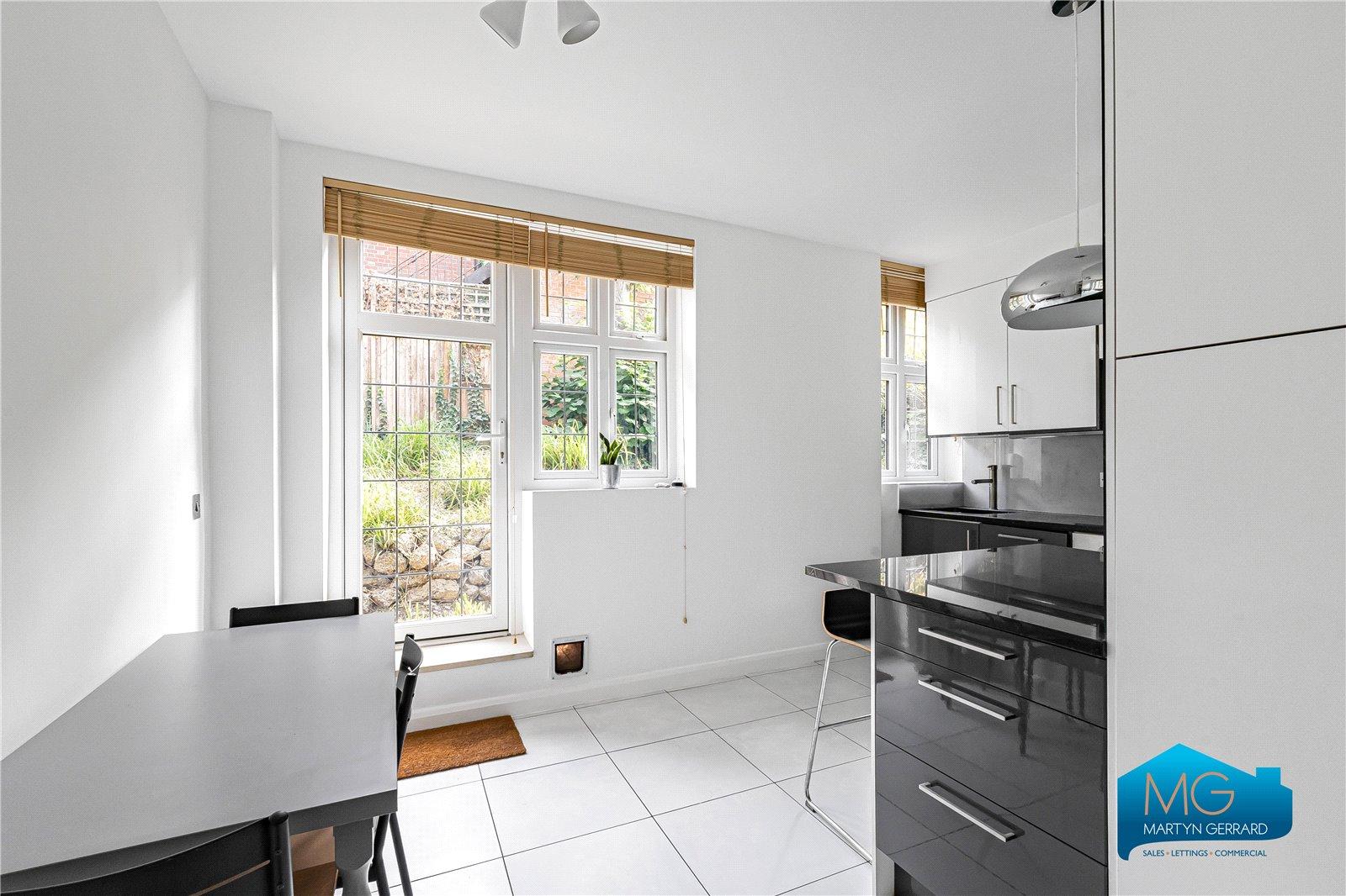 2 bedroom Ground Floor Flat to rent - Martyn Gerrard