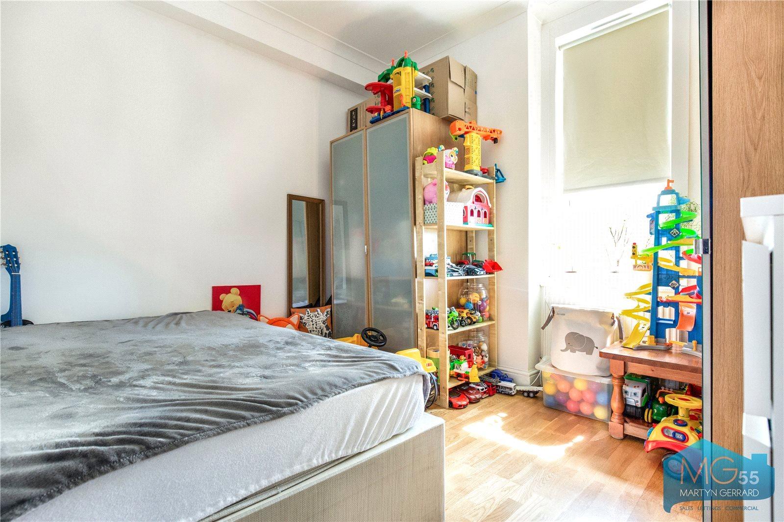 2 bedroom Apartment to rent - Martyn Gerrard