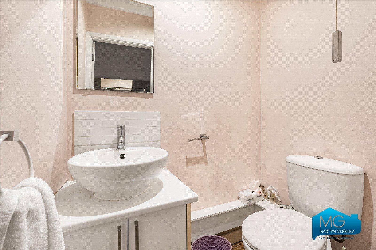 2 bedroom Apartment to rent - Martyn Gerrard