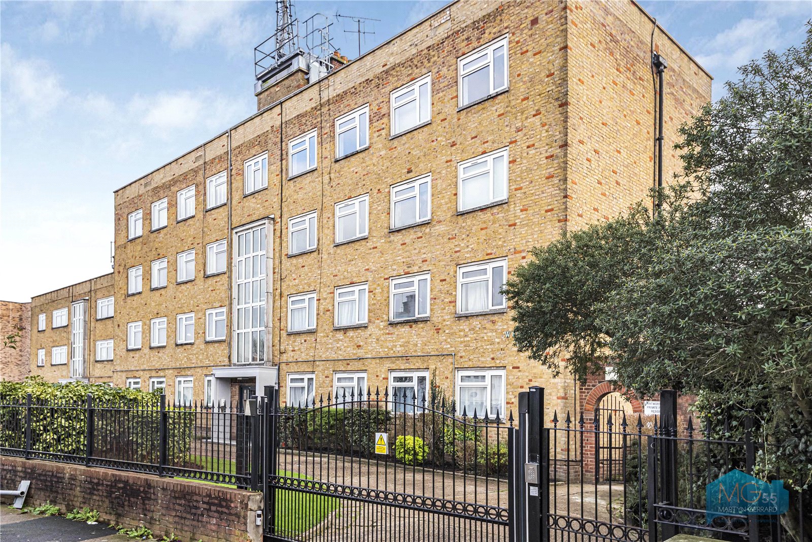 3 bedroom Apartment to rent - Martyn Gerrard