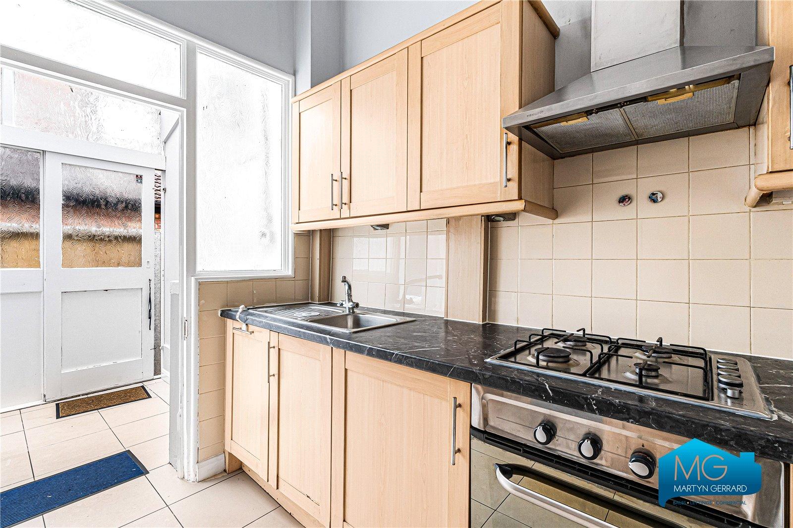 4 bedroom Semi-Detached House to rent - Martyn Gerrard