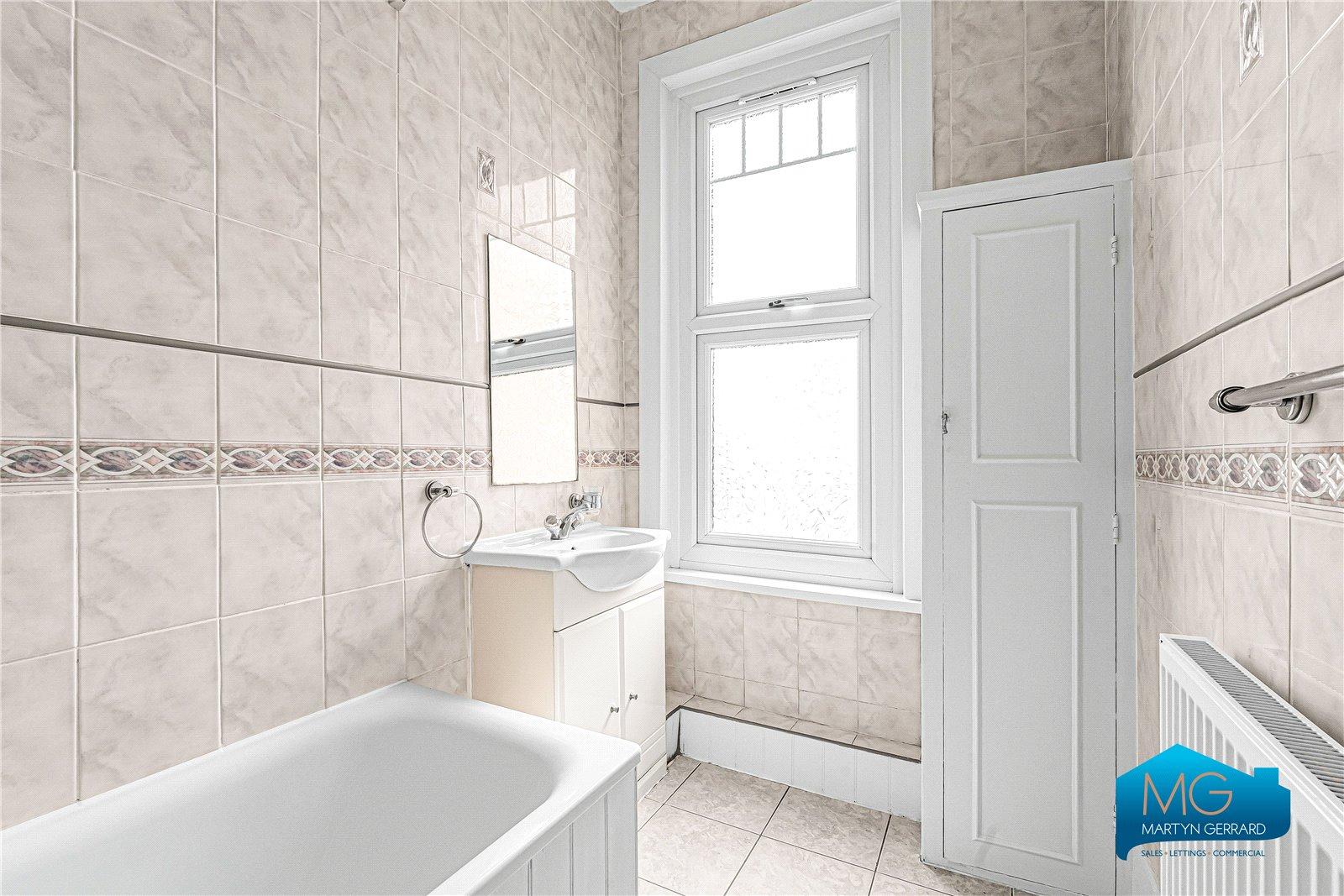 4 bedroom Semi-Detached House to rent - Martyn Gerrard