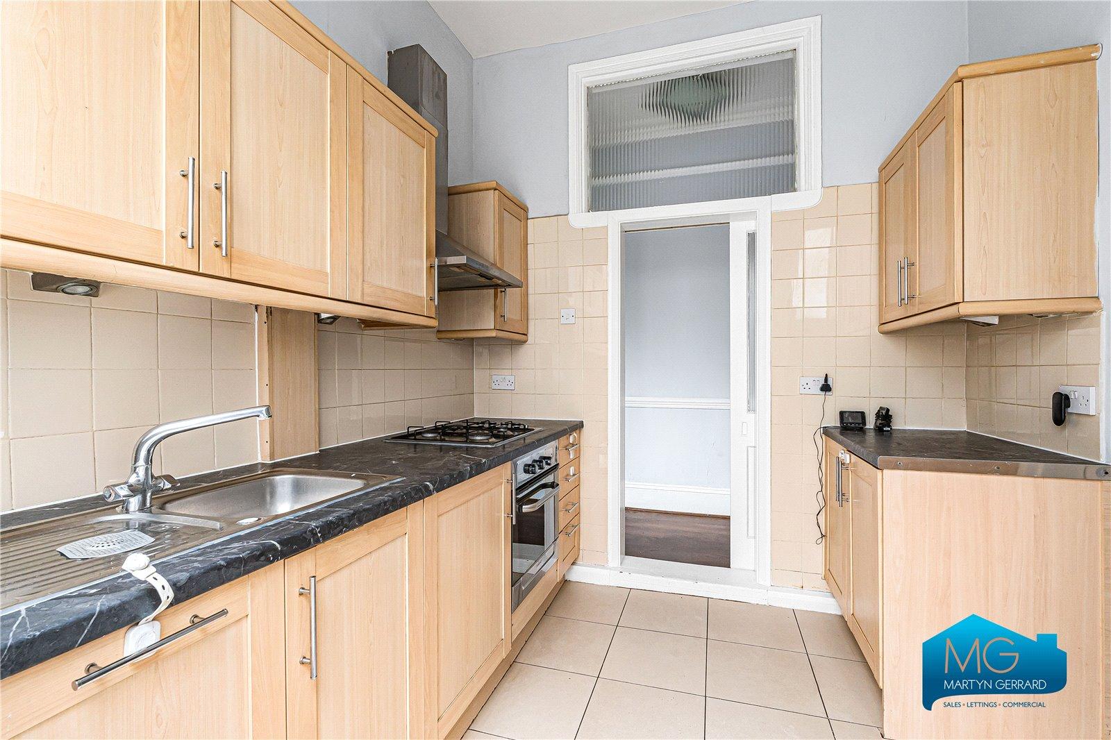 4 bedroom Semi-Detached House to rent - Martyn Gerrard