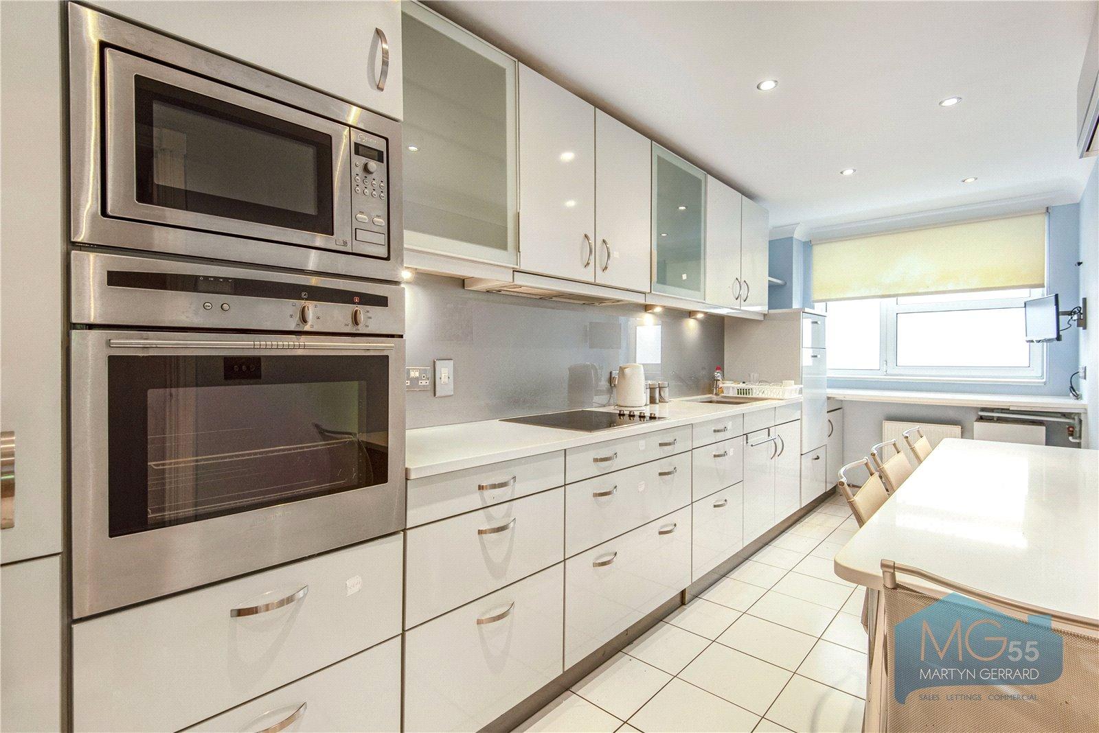 2 bedroom Ground Floor Flat to rent - Martyn Gerrard