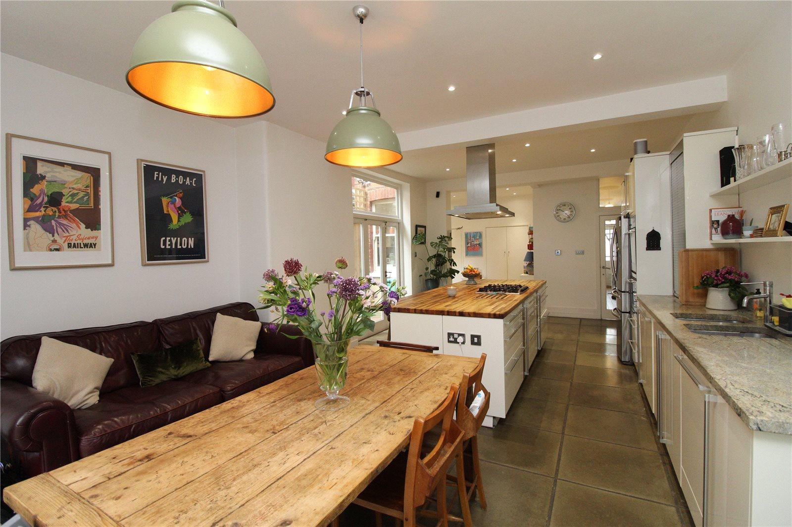 4 bedroom Semi-Detached House to rent - Martyn Gerrard